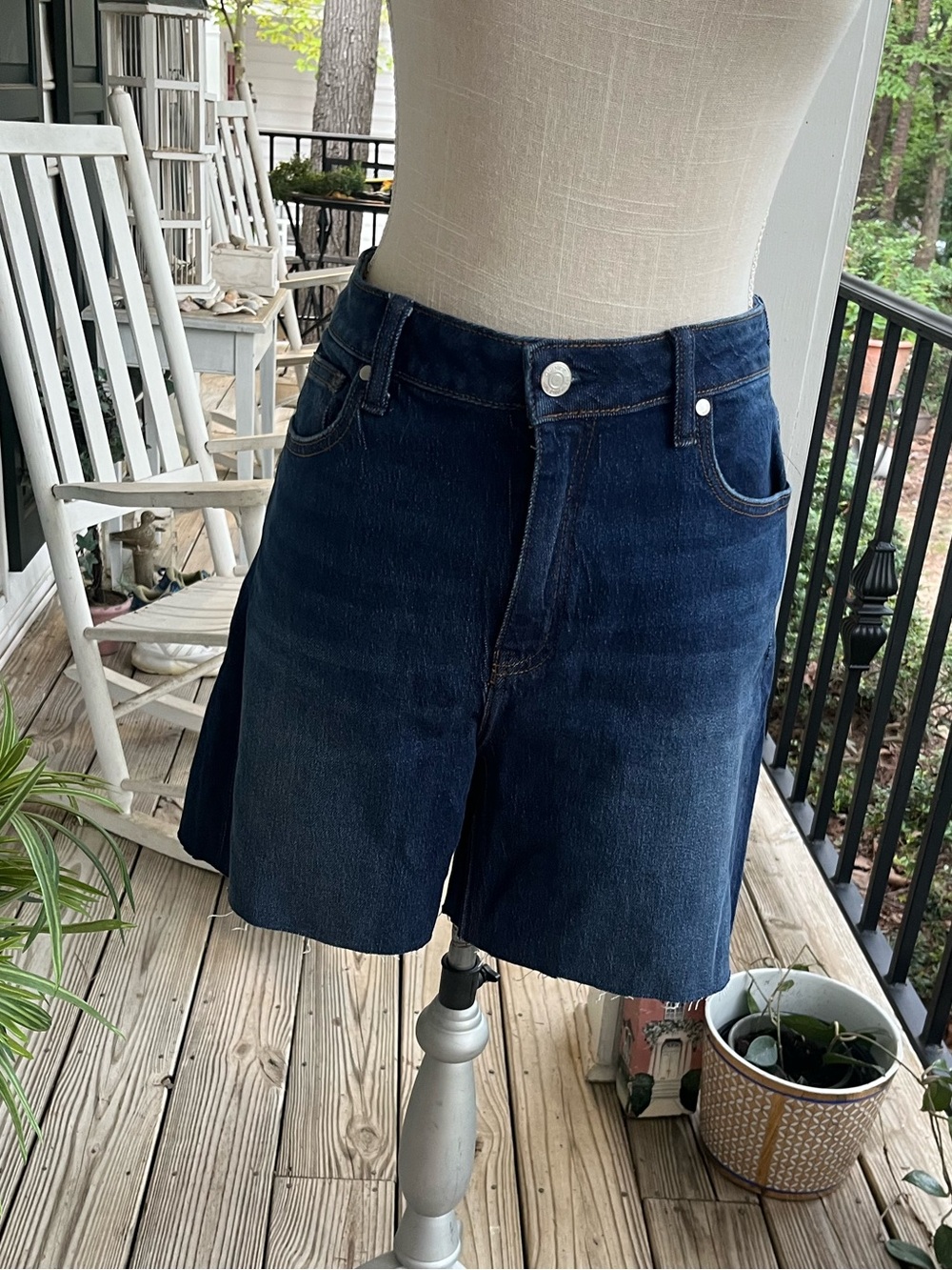 Quince Women’s High Rise Denim Shorts Bella Raw Hem EUC Sz 31 Dark Wash Luxe